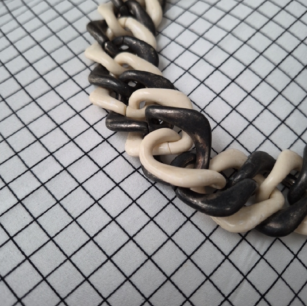 Funky Vintage Chunky Two-Tone Resin Chain Necklace - Cream and Gunmetal - Picture 4 of 6